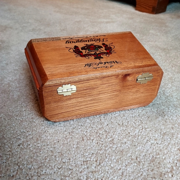 Arturo Fuente EMPTY wooden cigar box, hand made in Dominican Republic - Picture 5 of 12